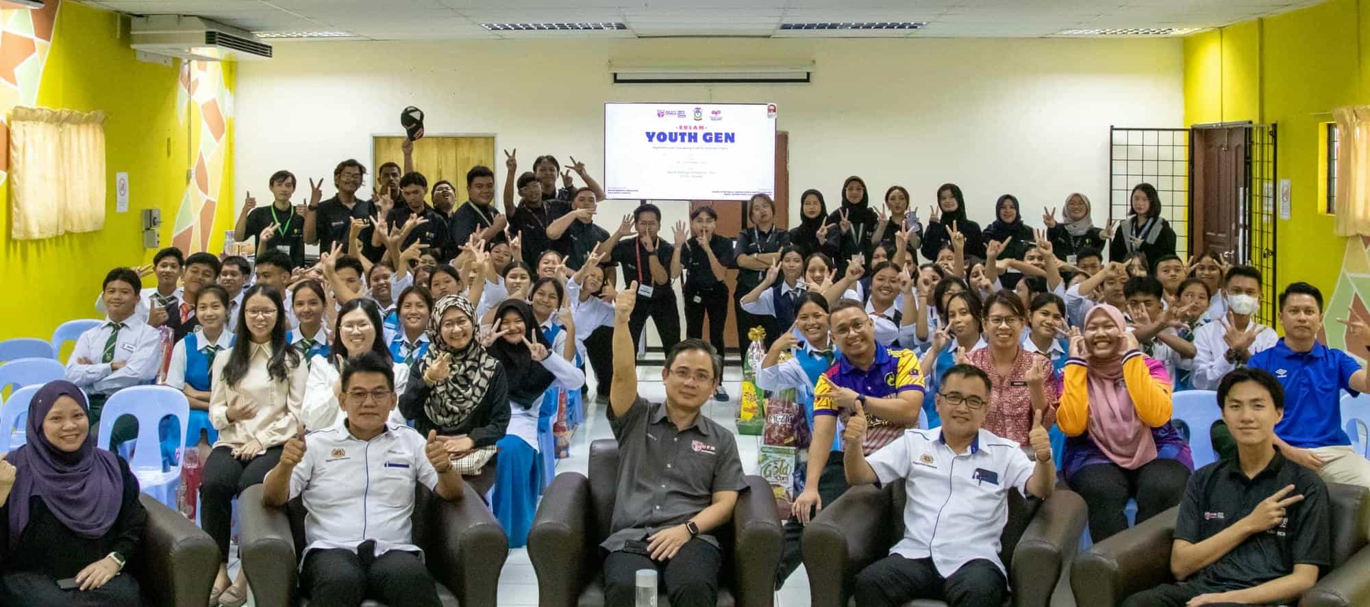 Dean, lectureres, university and school students posing for a group photo